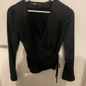 Svart omlottblus - Söker en svart omlottblus i storlek XS från BikBok. Plagget är i ett sidenliknande material, i mycket bra skick 9/10 och endast använd ett fåtal gånger💞