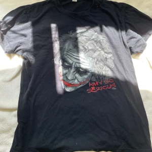 Tshirt med tryck  - En fett cool joker tshirt. Säljer pga att den inte används längre. Köparen står för frakt och pris kan diskuteras🤍