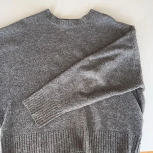 Zara tjocktröja - Jätte fin och mysig tjocktröja från Zara. Tjocktröjan är i bra skick och säljs på grund av att det inte kommer till användning tyvärr,( kp för fler bilder på)