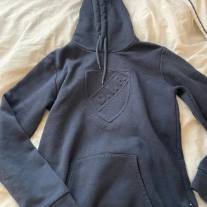 DIF hoodie - Säljer denna hoodien då den inte riktigt kommer till användning tyvärr. Stl 158/164. Säljer för 100.💕