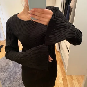 Klänning NA-KD  - Jätte fin klänning som är helt ny med lappen kvar. Har inte kommit till användning. Har en slits på armen som syns på bild 3