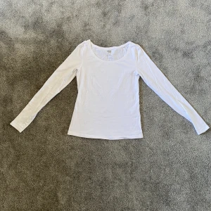 Basic långärmad tröja - En basic vit långärmad tröja från lager 157. Använd endast en gång. Säjs för att den inte används då jag har andra basic kläder jag använder. väldigt bra skick stl xs