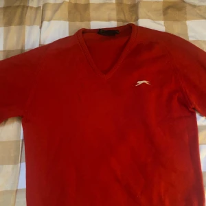 En röd tjock tröja - En vintage röd tröja från en secondhandbutik, har inte haft på mig eftersom den passar inte mig men annars jätte najs/ priset kan diskuteras!❤️