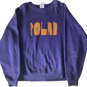 Lila polar hoodie - Bra skick förutom ett litet hål nere till höger, sitter baggy på mig. Mått: 68 cm lång och 62 cm bred.