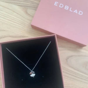 halsband - Halsband från edblad, andrig använt😍