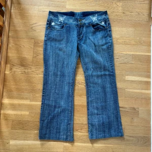 Lågmidjade bootcutjeans - Några få noppror i grenen, knappast slitage. W30L32 enl lapp. Midja 40, innerben 63. Passar nån kort!! Eller om man vill ha lite cropped 👌🏼