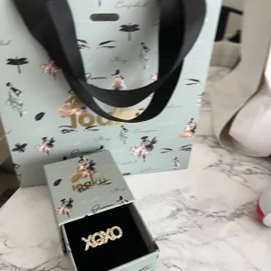 Ioako ring  - Ioaku ring i guld! Säljer då jag vill ha silver smycken istället. Storleken är justerbar ❤️(andvänd ett fåtal gånger)