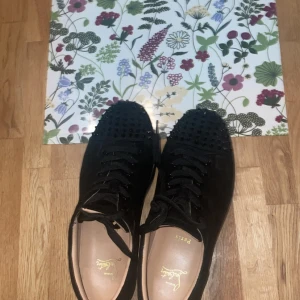 Christian Louboutin  - Hej säljer ett par Christian Louboutin skor som jag har användet i en månads typ i storlek 42 för ändats 1700