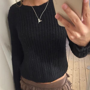Stickad tröja - Simpel svart skickad tröja köpt på vinted, bra passform💓
