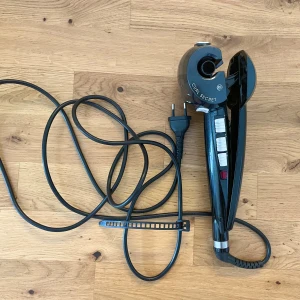 Curl Secret Babyliss Paris locktång - OBS: kartongen har jag inte kvar och instruktionsboken hittar jag tyvärr inte.  Säljer min Curl Secret Babyliss Paris locktång. Har enbart testat den, men sen har den bara blivit liggandes. Nypriset när jag köpte den var 1000 kr.