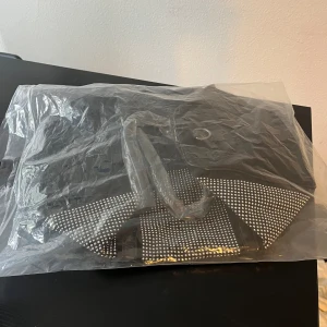 Fräck weekend bag  - Ny fräck weekend bag inköpt i London mått ca 50x40. Är med silverstenar finns axelrem till