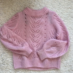 Stickad tröja i rosa  - Stickad tröja i rosa från hm. Perfect nu till sommaren 💗🌸