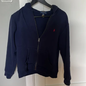 Ralph lauren zip 14-16 - Jag säljer denna Ralph lauren zip för 600 kr. Den är köpt på Nk för 1100.