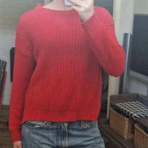 Röd stickad tröja - Röd stickad tröja
