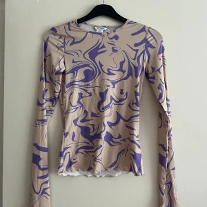 Långärmad tröja  - Långärmad tröja från monki i storlek xs. Väldigt stretchig med hål för tummen. Köparen står för frakten men kan mötas i Kalmar. 