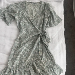 Mönstrad klänning - Jätte fin somrig klänning,använd en gång skriv för fler frågor.  100kr+frakt