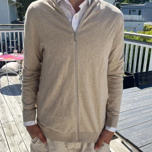 över tröja  - tja säljer en fett nice  över tröja  modell är 180 väger 65