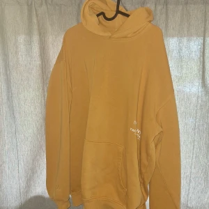 Hoodie - Gul hoodie från carlings. Hoodien är i bra skick. Pris kan diskuteras 