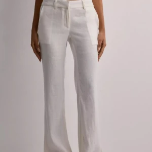 Linnebyxor - Säljer dessa vita linnebyxor från Nelly.  Slutsålda på hemsidan. Aldrig använda, lappen är kvar.  Säljer på grund av att tiden för återköp gått ut