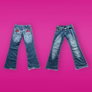 Victoria Beckham jeans - Lowwaist Victoria Beckham jeans i stl xs/s.Köpt här på plick men va för små för mig. Midja 35,5, innerbenslängd 73 cm. Pris kan diskuteras.