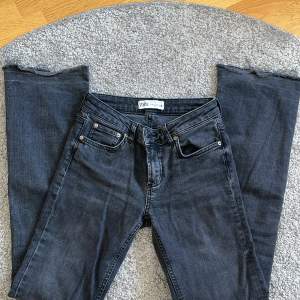 Kända low waist utsvängda zara jeans som inte längre säljs