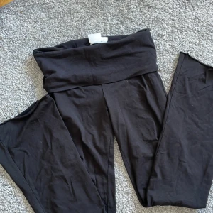 Yogapants - Yoga pants från Gina Young inga skador förutom att jag har tagit bort sömmen längst ner för att få dom längre, därför sänks även priset!