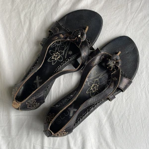 Flipflops - Skitcoola flipflops från LUX🥰 jätte fina detaljer🥰