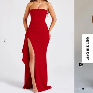 Röd balklänning  - Exakt likadan modell visas på första bilden i färgen röd❤️Endast använd drygt en kväll därav i helt nyskick!!