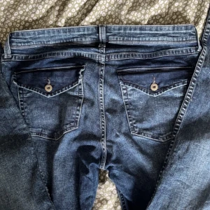 Flared / bootcut jeans! - Ett par flared / bootcut jeans jag säljer då jag aldrig använder dem.  Stl 46 men jag fann att de satt tajt på mig som brukar ha storlek 46, så de är mer i Stl 44-42!  Djur i hemmet. Bara skriv om ni har frågor!  Pris kan alltid diskuteras! 😋