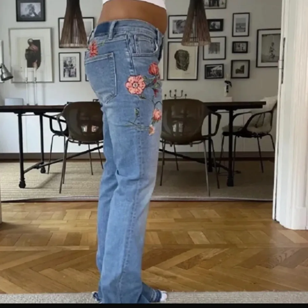 Skitsnygga unika jeans som är köpta secondhand för länge sedan. Står ingen storlek, skulle säga att de är en s/m, men skulle även kunna passa en xs!. Jeans & Byxor.