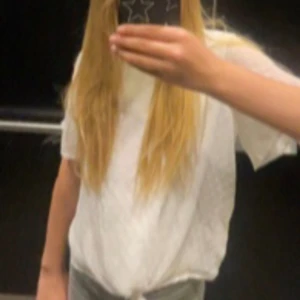 Fin vitt blus för barn💞 - Fin vitt blus för barn med vita prickar på i storlek 146/152 💞även i väldigt bra skick och den har inte ändvänts på väldigt länge💕den är ifrån lindex!