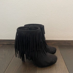 Fransskor - Superfina klackar med fransar! Perfekt till en kjol eller shorts nu till sommaren!   Toppen skick⭐️ Köpta seconhand men har inte kommit till användning av mig