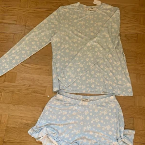Djerf pyjamas - Säljer detta pyjamas set köpt som en sample (dvs. Skick som nytt men de valde ej att släppa denna modell, därav släpptes få). Strl S på båda delarna och säljer då min syster inte ville ha det som jag köpte det till.  Tröjan går också att ha vardags 