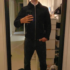 Jack & Jones jacka - Säljer min Jack &jones jacka eftersom den är för liten för mig på lappen står det M men passar mer som S ullig och skön på insidan jättebra för vintern/höst! Inga defekter eller fläckar. Hör av er vid minsta fundering😄