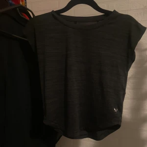 Idrotts t-shirt - Från: stadium  Stl: 134-140 Är i bra skick 