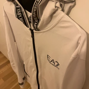 Armani kofta storlek L - En fräsch vit armani kofta o storlek L, för endast 400kr den är i ny skick.