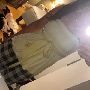 Jätte gullig tubetop från zoul! - Super gullig gul tubetop med knytning ifrån zoul i storlek M!☺️