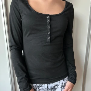 Svart långärmad tröja - Säljer denna svarta långärmade tröja, knappt använt. 