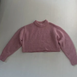 Rosa stickad teöja - Stickad rosa tröja  Magtröja men inte lika kort som man kan tror att den är