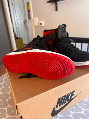  Air Jordan 1 Zoom Air CMFT helt nya! - Helt nya skor som jag vill sälja på grund av fel storlek. Köpta för 1600 och säljer dom för 1000!!
