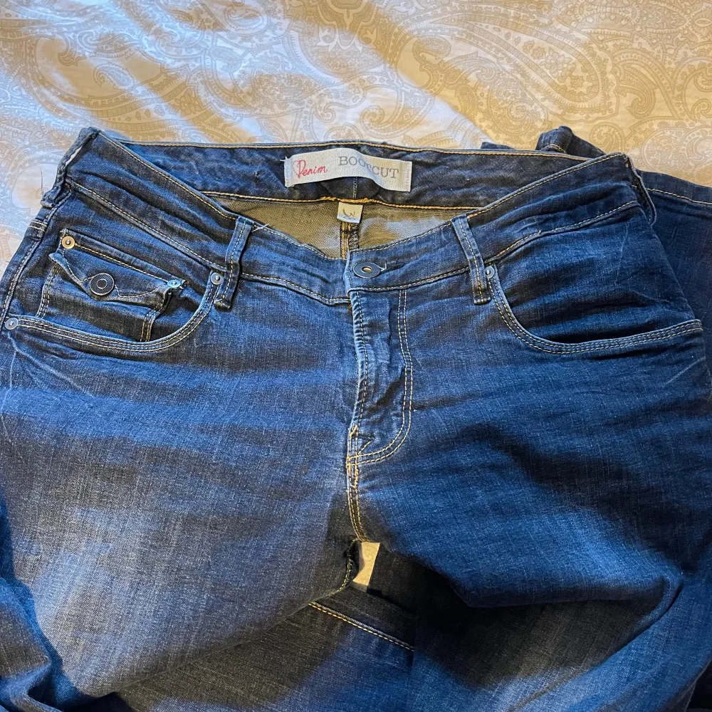 säljer ett par jeans med fickor. märket är okänt. storlek 38 aldrig använda.. Jeans & Byxor.