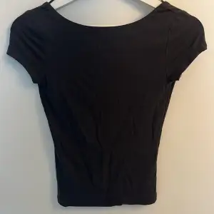 T-shirt med öppen rygg från Gina Tricot, aldrig använd och nypris är 229kr💗