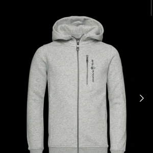 Sail racing hoodie  - Knappast använd, som ny. Pris går att diskutera, kp för fler bilder. Storlek 160. Köpt för 1000