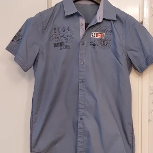 Sommarskjorta - Skjorta för tonåring. Bekväm. Mycket bra skick. 