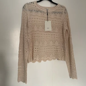 virkad tröja - helt ny tröja från JDY i beige. aldrig använd men jätte fin och skön på. storlek xs men passar s också. köparen står för frakten🤍