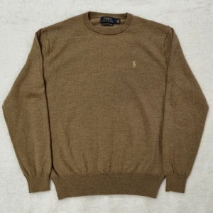 Ralph Lauren pullover - Säljer min snygga Polo Ralph Lauren, Long sleeve Merinoull stickad tröja. Den är i 100% Ull, väldigt mjuk och skön. Mycket bra skick. Nypris ligger på 2200. Skit snyggt med t.ex. en vit skjorta/polo under. Äkta.