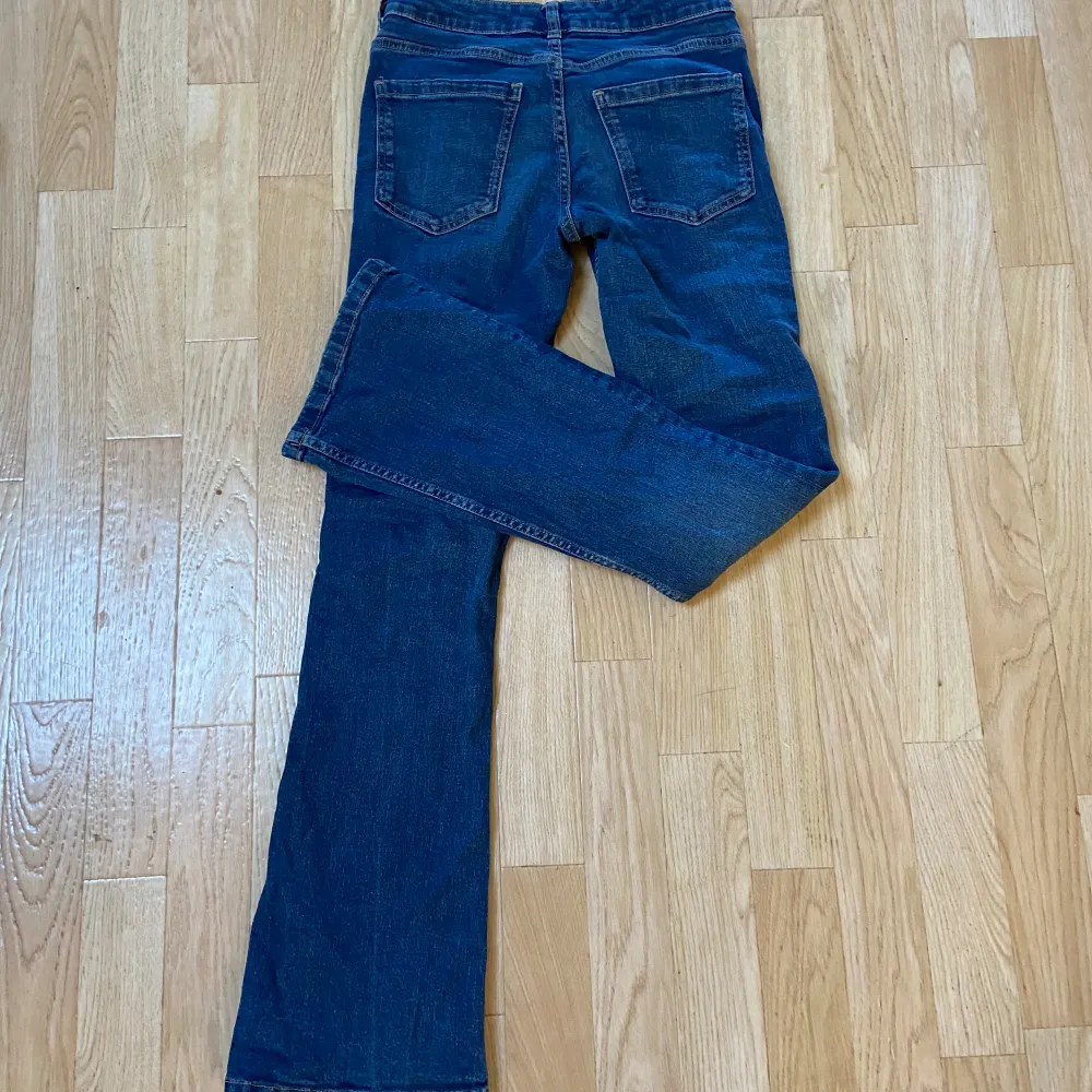 Kappahl low waist jeans. Innerbeneslängd: 76 cm och midjemåttet: 35 cm.💗 Säljer pågrund av att de ej kommer till användning💗. Jeans & Byxor.
