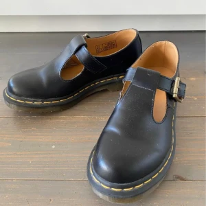 Dr martens Mary Janes ♡︎  - Endast prövade Dr Martens Mary Janes skor i storlek 37. Så fina men har tyvärr aldrig kommit till användning. Nypris ca 1500kr.  Kan både frakta eller mötas upp i Stockholm!  Strl: 37
