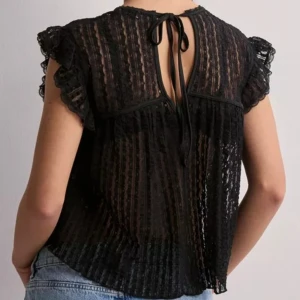 Blus i spets - Säljer nu min jättefina blus från Nelly (Lovely Blouse Top)! | Aldrig använd, bara testad, och därför i nyskick med prislappen kvar!!| Tveka inte att fråga vid funderingar💞 | Använd gärna "köp nu"😊💖 | LÅNADE BILDER FRÅN HEMSIDAN! Andra bilden är min!