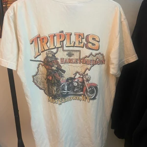 Harley Davidson t-shirt - Säljer riktigt snygg vintage t shirt då den inte längre används. Finns ett väldigt litet hål under armen annars felfri. Markerad i storlek M men sitter mer som S.